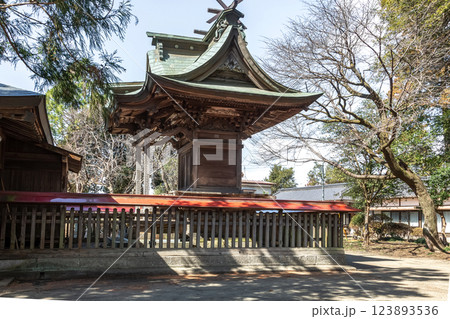 甲神社の境内に摂社としてある素鵞神社本殿 123893536