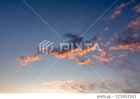 天空に広がる夜明けで染ます雲の造形美【背景素材】 123893561