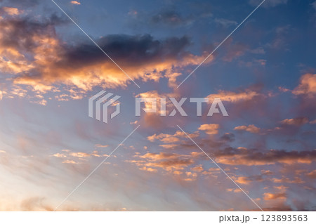 天空に広がる夜明けで染ます雲の造形美【背景素材】 123893563