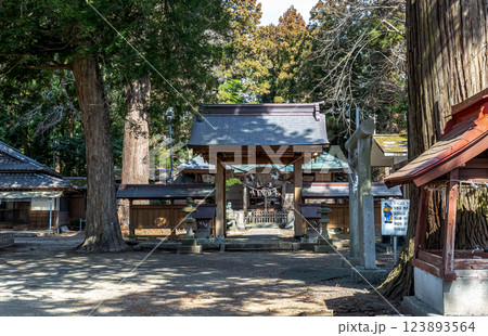 佐竹昌義が兜を奉納した甲神社社殿神門【茨城県常陸大宮市】 佐竹昌義が兜を奉納した甲神社社殿神門【茨城県常陸大宮市】 123893564