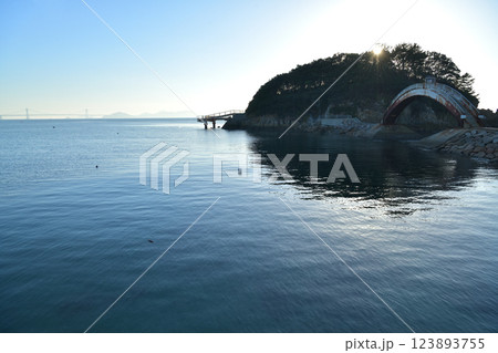 淡路島　南淡路市阿那賀　海の展望広場より弁天島を望む 123893755