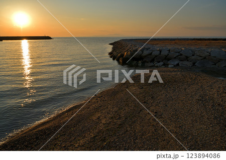淡路島 西海岸 淡路サンセットラインの夕日 淡路島 西海岸 淡路サンセットラインの夕日 123894086