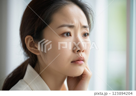 悩みを抱える女性の表情と不安を感じる心境18　AI生成画像 123894204