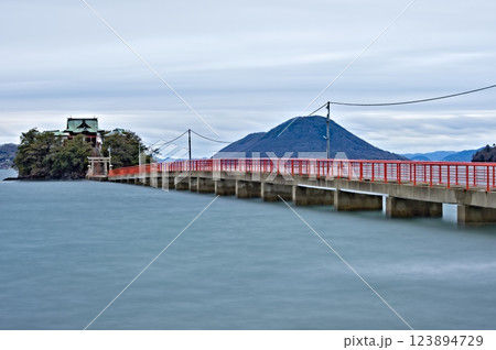 瀬戸内海に浮かぶ津嶋神社本殿 123894729