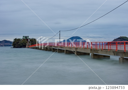 瀬戸内海に浮かぶ津嶋神社本殿 123894733