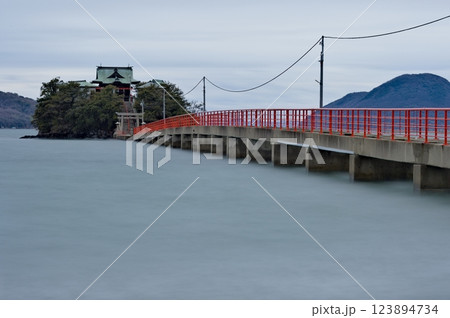 瀬戸内海に浮かぶ津嶋神社本殿 123894734