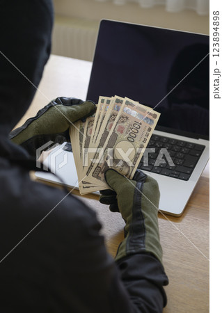ハッカーや闇バイト(強盗)イメージ ハッカーや闇バイト(強盗)イメージ 123894898