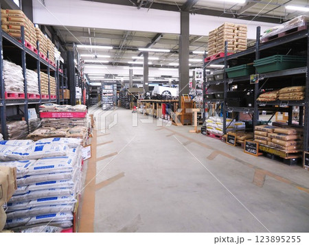 大型ホームセンター 123895255