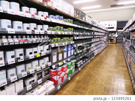 大型ホームセンター 大型ホームセンター 123895261