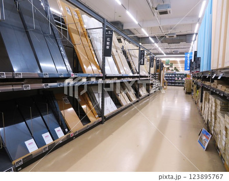 大型ホームセンター 大型ホームセンター 123895767