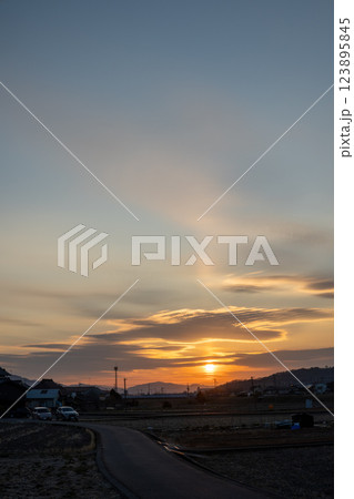 夕焼けの空 123895845