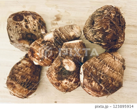 里芋の収穫、新鮮な里芋の写真 123895914