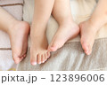 こどもの足の裏 123896006