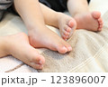 こどもの足の裏 123896007