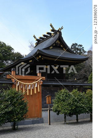 埼玉県久喜市鷲宮神社本殿をみる 123896078