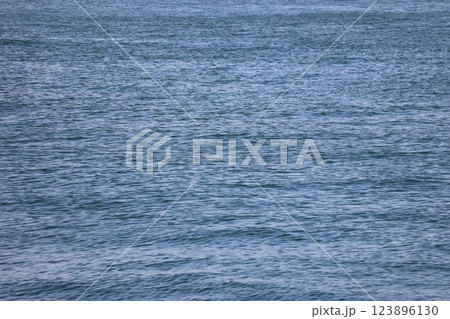 さざ波の青い海面の海のアップの風景 さざ波の青い海面の海のアップの風景 123896130