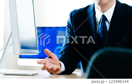 オフィスで説明をする男性の手元 123896144