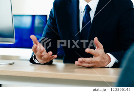 オフィスで説明をする男性の手元 オフィスで説明をする男性の手元 123896145
