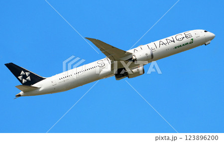 エバー航空B787-10離陸上昇 123896200