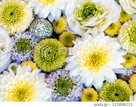 1月の季節の花に彩られた美しい花手水 123896213