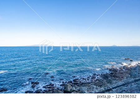 東伊豆 伊豆急行 車窓 大島 新島 東伊豆 伊豆急行 車窓 大島 新島 123896382