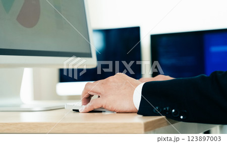 パソコンで作業をする男性の手元 123897003