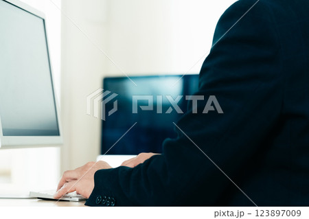 パソコンで作業をする男性の手元 123897009