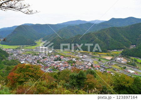 若桜鬼ヶ城　三の丸からの景色 123897164