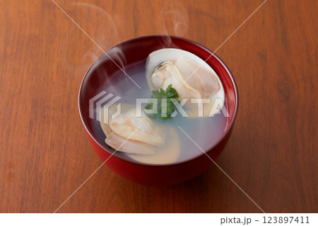 立派な蛤のお吸い物 123897411