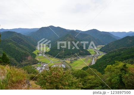 若桜鬼ヶ城　天守台跡からの眺め 123897500