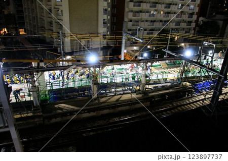 深夜の激闘!!『開かずの踏切』解消へ… 高架化工事に伴う線路切替の夜間工事 123897737