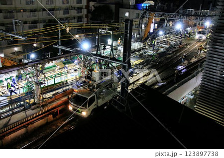 深夜の激闘!!『開かずの踏切』解消へ… 高架化工事に伴う線路切替の夜間工事 123897738