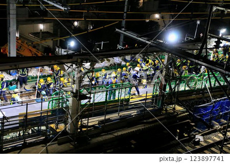 深夜の激闘!!『開かずの踏切』解消へ… 高架化工事に伴う線路切替の夜間工事 123897741