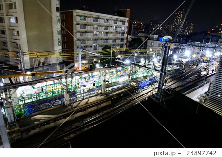 深夜の激闘!!『開かずの踏切』解消へ… 高架化工事に伴う線路切替の夜間工事 123897742