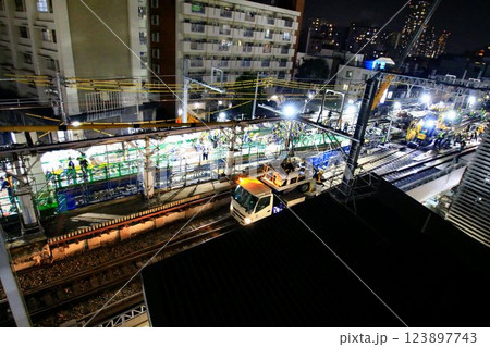 深夜の激闘!!『開かずの踏切』解消へ… 高架化工事に伴う線路切替の夜間工事 深夜の激闘!!『開かずの踏切』解消へ… 高架化工事に伴う線路切替の夜間工事 123897743