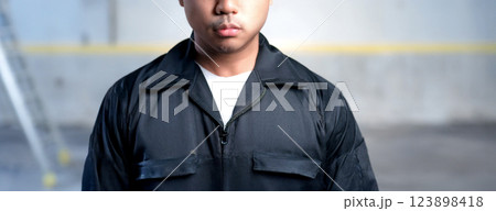 怪しい男性作業員 怪しい男性作業員 123898418