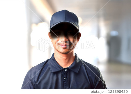 怪しい男性作業員 123898420