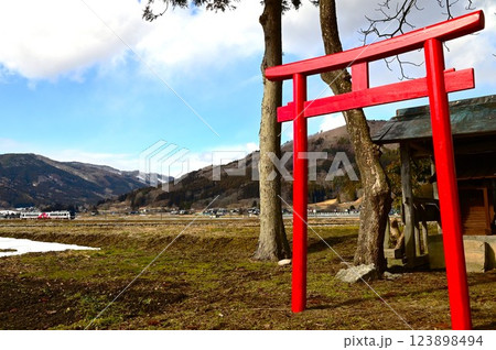 日本の原風景 遠野市 綾織付近の神社と鉄道の見える風景 日本の原風景 遠野市 綾織付近の神社と鉄道の見える風景 123898494