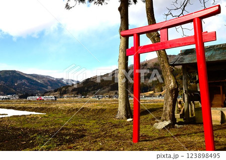 日本の原風景 遠野市 綾織付近の神社と鉄道の見える風景 123898495