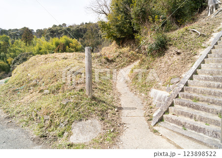 鉢伏山の登山口(大阪府茨木市) 鉢伏山の登山口(大阪府茨木市) 123898522