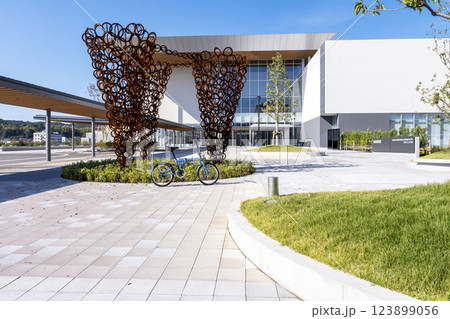 鳥取県立美術館をサイクリングで楽しむイメージ 123899056