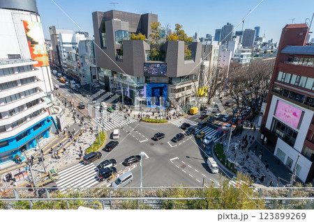 東京都渋谷区神宮前交差点のオモカド 東京都渋谷区神宮前交差点のオモカド 123899269