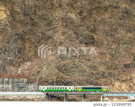 早春～崖の下を走る只見線～ 123899795