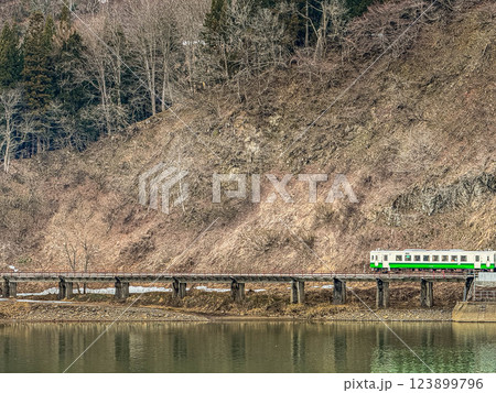 早春～崖の下を走る只見線～ 123899796