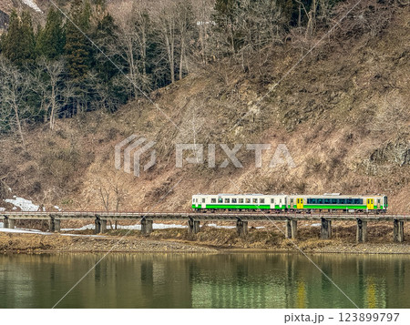 早春～崖の下を走る只見線～ 123899797