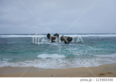 沖縄県 古宇利島 ティーヌ浜のハートロック 沖縄県 古宇利島 ティーヌ浜のハートロック 123900380