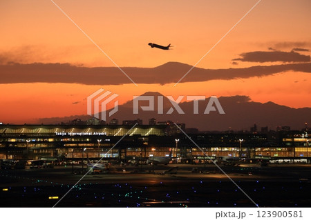 羽田空港の夜景　夕焼けに光る羽田空港 123900581