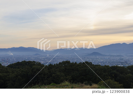 日本の奈良にある葛城市から見た大和三山の朝景 123900838