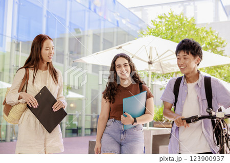 大学生のキャンパスライフのイメージ 123900937