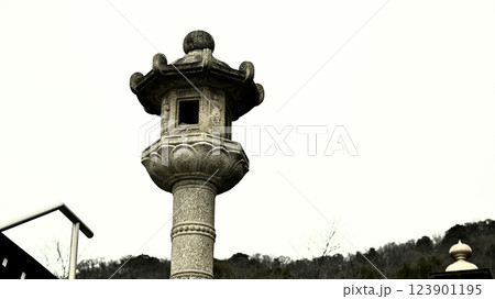灯篭　神社　神社仏閣　燈籠 123901195